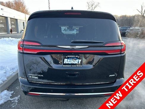 Certified 2022 Chrysler Pacifica Touring-L image 26