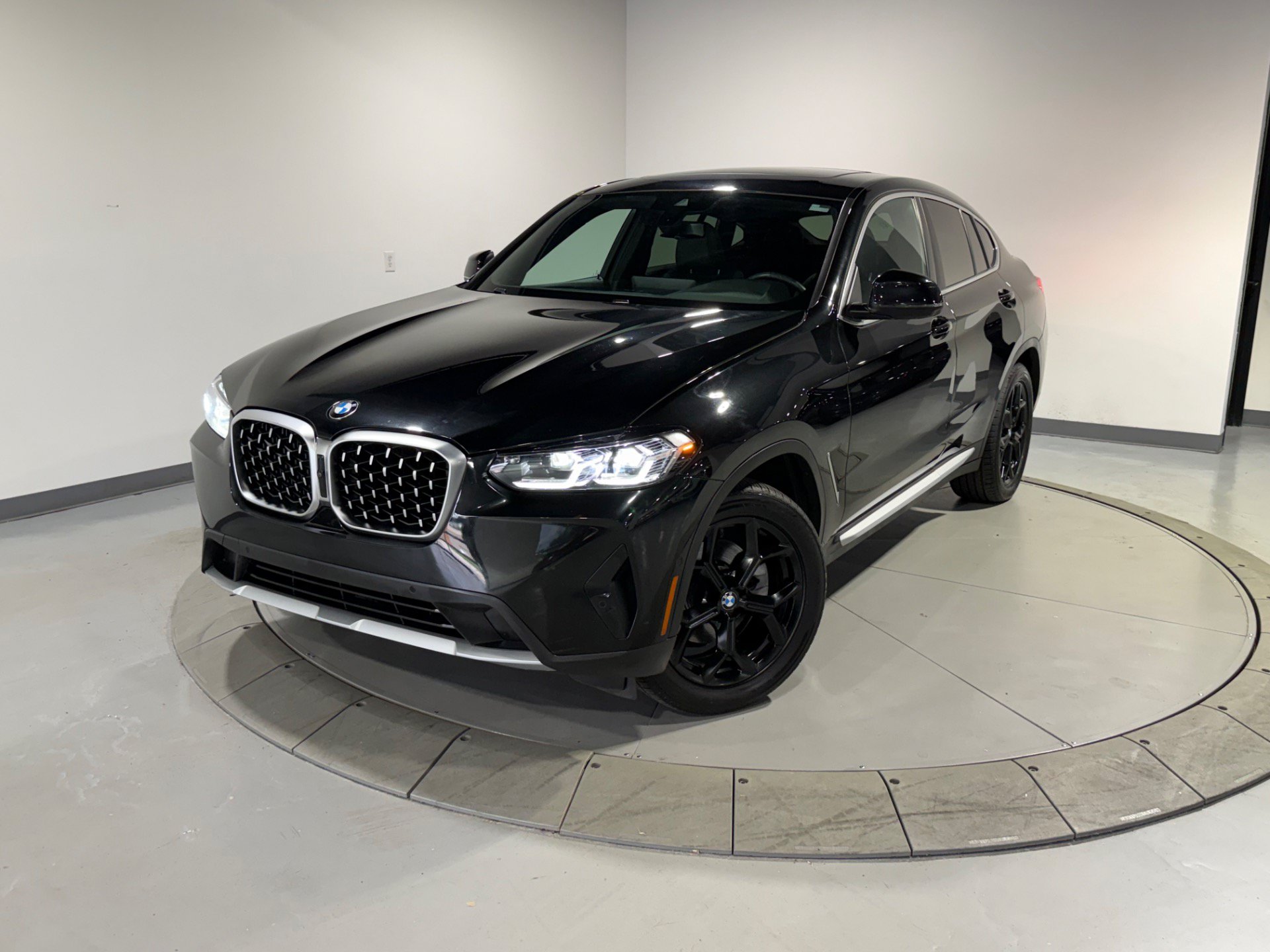 Used 2024 BMW X4 xDrive30i AWD/4WD image 3