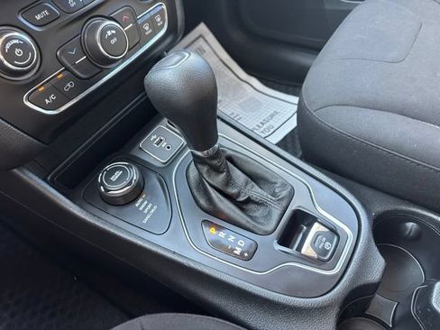 Used 2019 Jeep Cherokee Latitude w/ Cold Weather Group AWD/4WD image 20