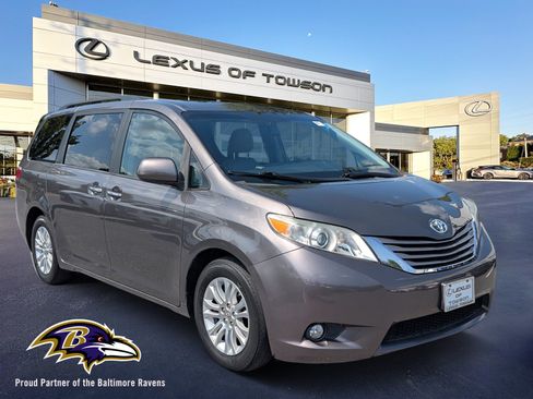 Used 2015 Toyota Sienna XLE w/ XLE Navigation Package FWD image 1
