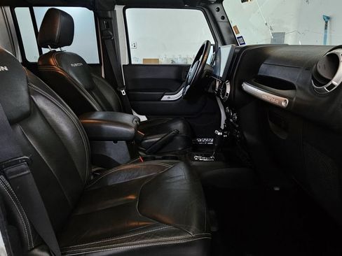 Used 2015 Jeep Wrangler Unlimited Rubicon w/ Connectivity Group AWD/4WD image 15