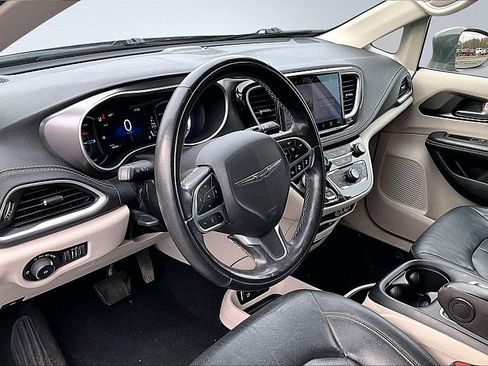 Used 2022 Chrysler Pacifica Touring-L w/ Uconnect Theater Family Group image 14