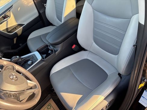 Used 2020 Toyota RAV4 Limited image 18