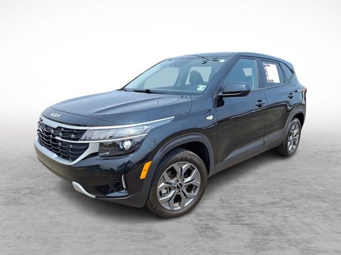 Used 2024 Kia Seltos LX AWD/4WD image 1