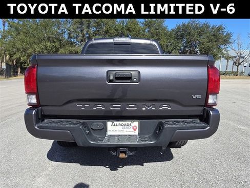 Used 2018 Toyota Tacoma TRD Sport image 4