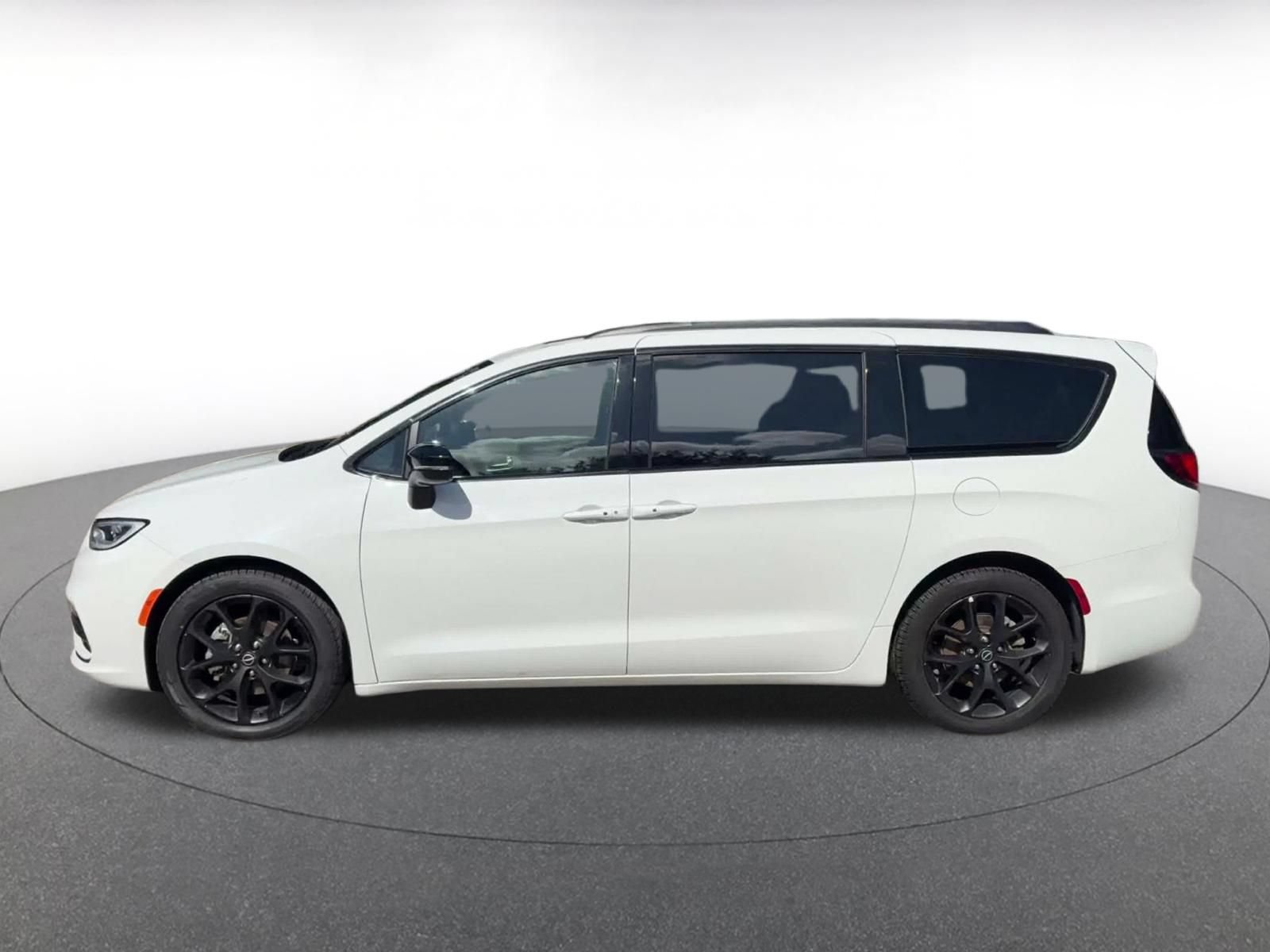 Used 2025 Chrysler Pacifica Limited FWD image 8