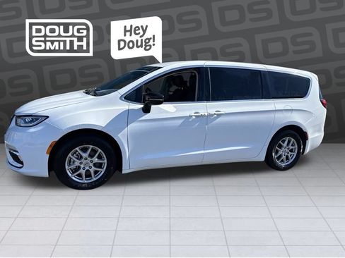 Used 2024 Chrysler Pacifica Touring-L FWD image 1