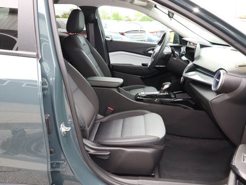 Used 2025 Chevrolet Trax LT FWD image 23