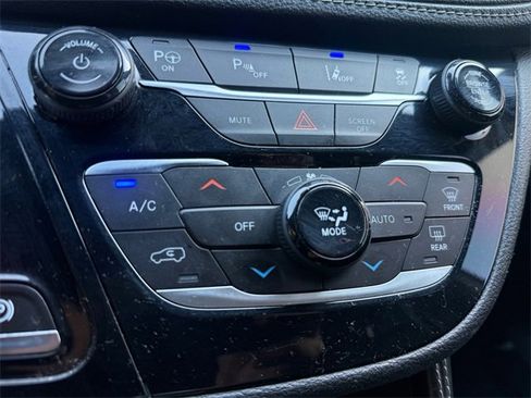 Used 2021 Chrysler Pacifica Limited w/ Uconnect Theater Family Group image 21