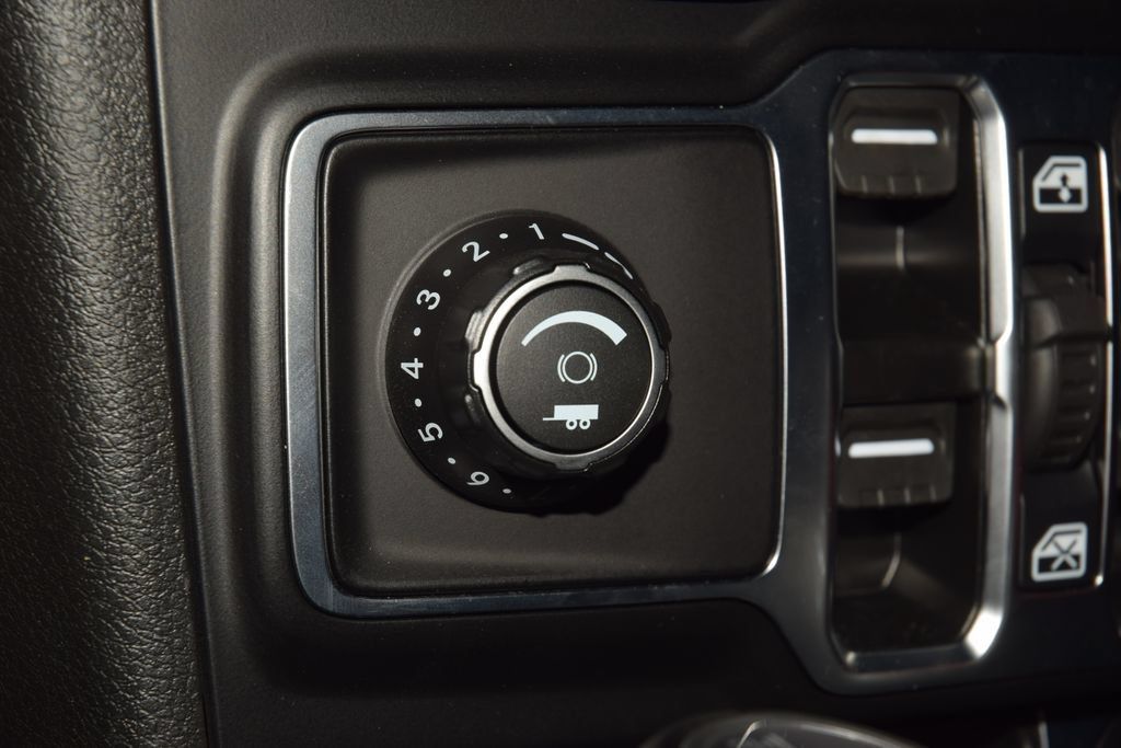 Used 2025 Jeep Wrangler Unlimited Sahara AWD/4WD image 34