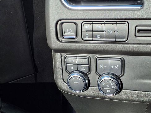 Used 2024 GMC Yukon SLT w/ SLT Luxury Package image 17