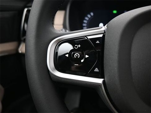 New 2026 Volvo XC90 B6 Plus w/ Protection Package Premier image 26