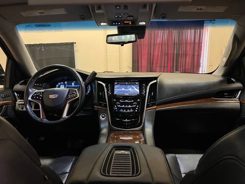 Used 2018 Cadillac Escalade Luxury RWD image 14