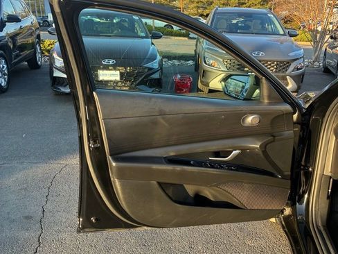 Used 2023 Hyundai Elantra SEL image 39