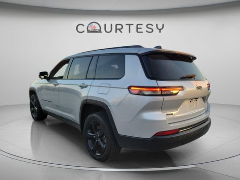Used 2025 Jeep Grand Cherokee L Laredo AWD/4WD image 2