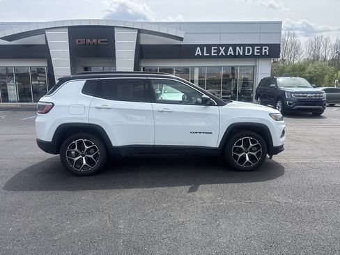 Used 2025 Jeep Compass Limited AWD/4WD image 2