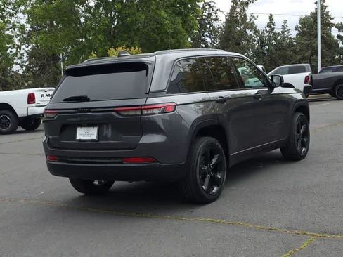 Used 2023 Jeep Grand Cherokee Altitude AWD/4WD image 8