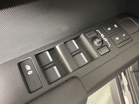 New 2026 Land Rover Defender 130 X-Dynamic SE AWD/4WD image 14