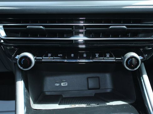 Used 2025 Chevrolet Traverse LT FWD image 25