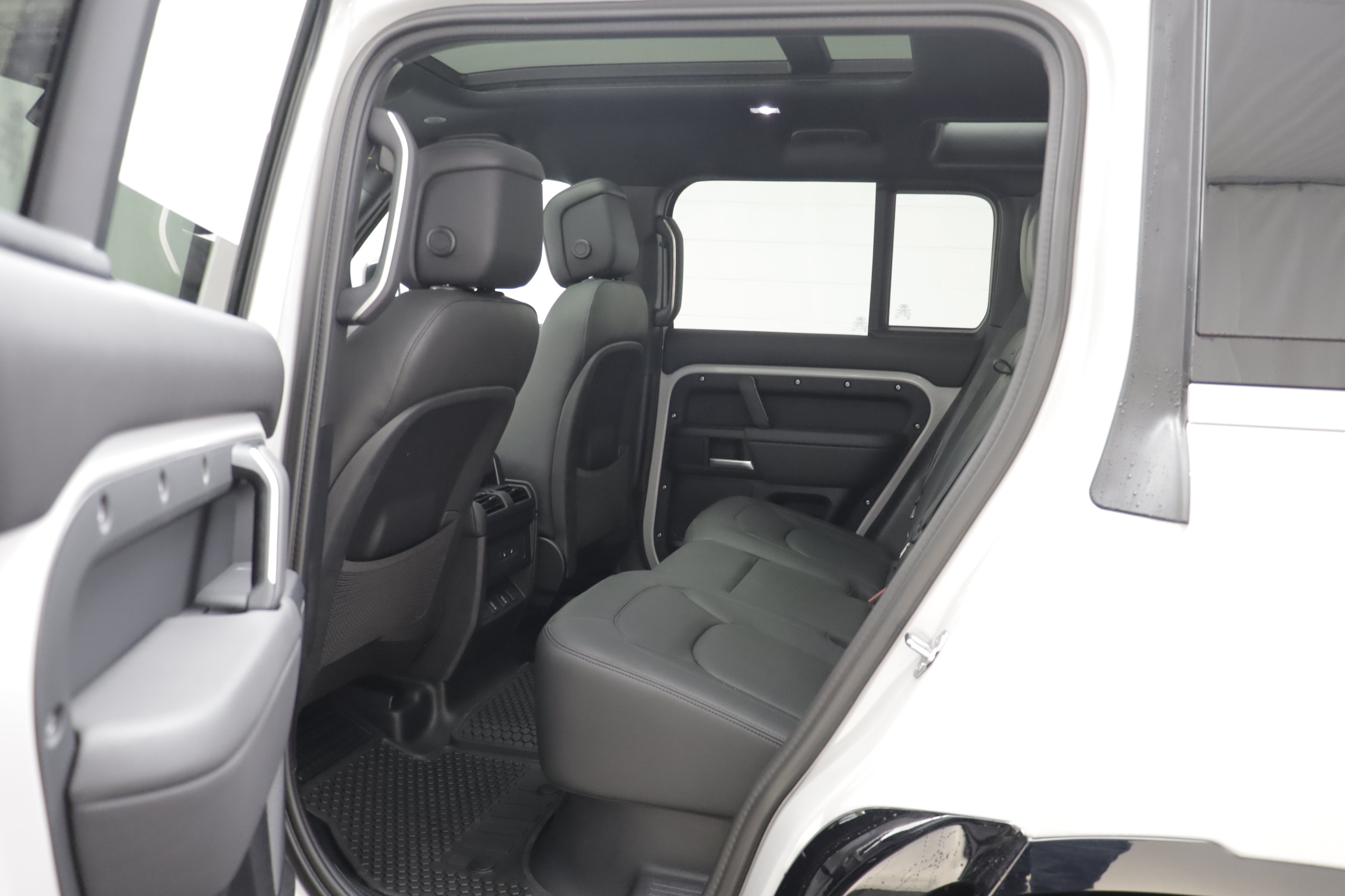 New 2026 Land Rover Defender 110 X-Dynamic SE AWD/4WD image 16