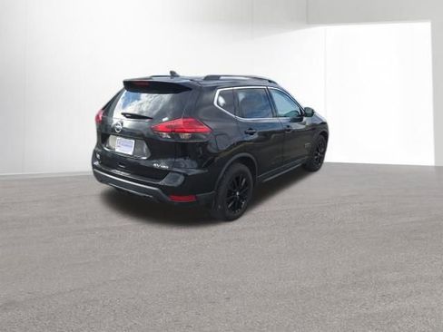 Used 2017 Nissan Rogue SV image 6