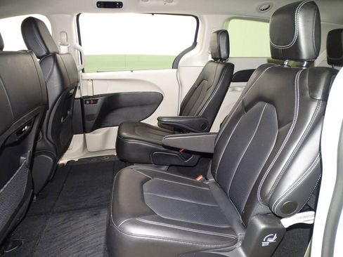 Used 2024 Chrysler Pacifica Touring-L image 8