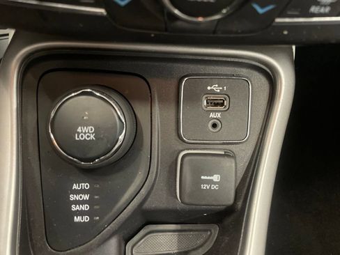 Used 2020 Jeep Compass Latitude w/ Cold Weather Group AWD/4WD image 13