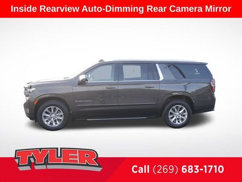 Used 2021 Chevrolet Suburban Premier w/ Premium Package AWD/4WD image 4