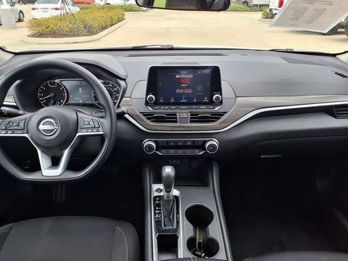 Used 2025 Nissan Altima 2.5 SV FWD image 18
