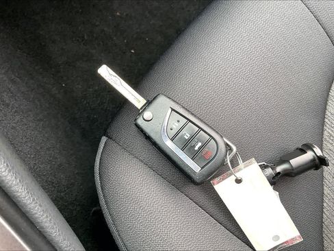 Used 2022 Toyota Camry LE FWD image 14
