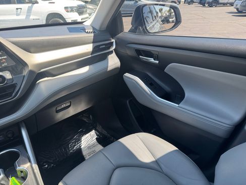 Used 2022 Toyota Highlander XLE FWD image 20