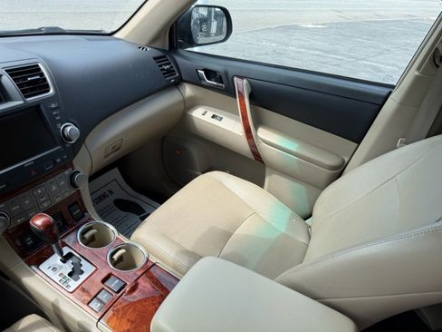 Used 2012 Toyota Highlander Limited w/ Tow Pkg AWD/4WD image 17