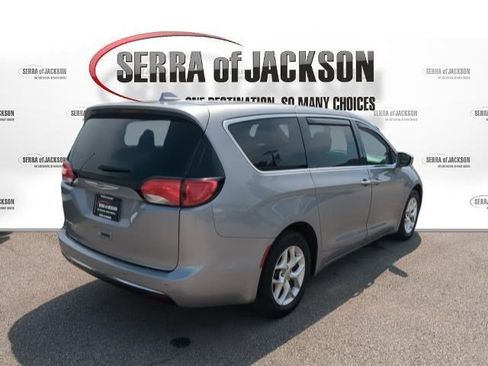 Used 2020 Chrysler Pacifica Touring w/ Tire & Wheel Group FWD image 8
