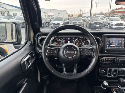 Used 2022 Jeep Gladiator Willys image 14