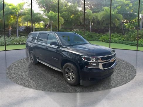 Used 2017 Chevrolet Suburban LS RWD image 3