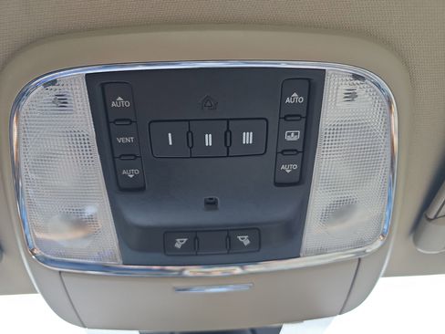 Used 2012 Chrysler 300 C w/ 19-Premium Speaker Group image 40