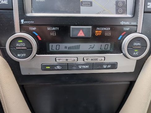 Used 2014 Toyota Camry XLE w/ Leather Package image 17