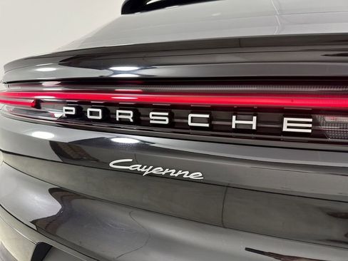 Certified 2024 Porsche Cayenne Coupe AWD/4WD image 18