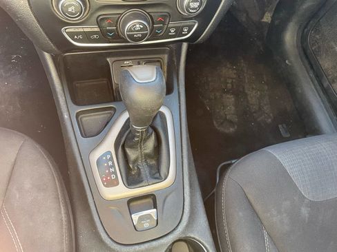 Used 2017 Jeep Cherokee Latitude w/ Comfort/Convenience Group image 12