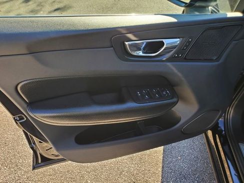 Used 2019 Volvo XC60 T5 Momentum w/ Multimedia Package image 17
