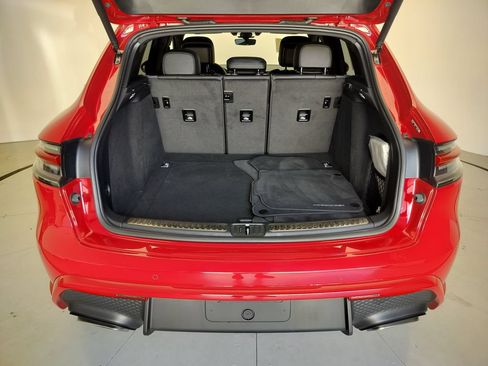 Certified 2025 Porsche Macan AWD/4WD image 25