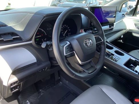Certified 2025 Toyota Sienna XLE FWD image 22