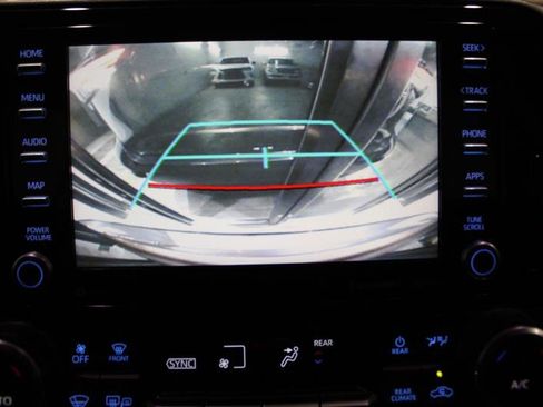 Used 2021 Toyota Highlander XLE AWD/4WD image 19
