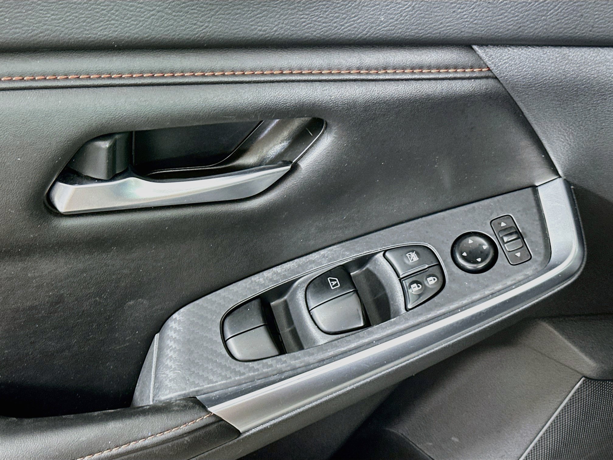 Used 2025 Nissan Sentra SR w/ Midnight Edition FWD image 15