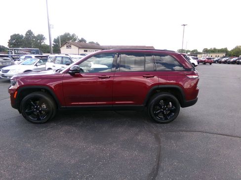Used 2023 Jeep Grand Cherokee Altitude AWD/4WD image 7
