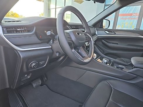 New 2025 Jeep Grand Cherokee Limited w/ Luxury Tech Group II image 39