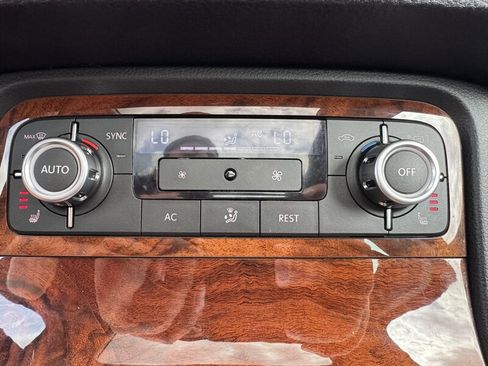 Used 2012 Volkswagen Touareg TDI image 25