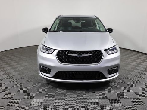 Used 2024 Chrysler Pacifica Touring-L image 2