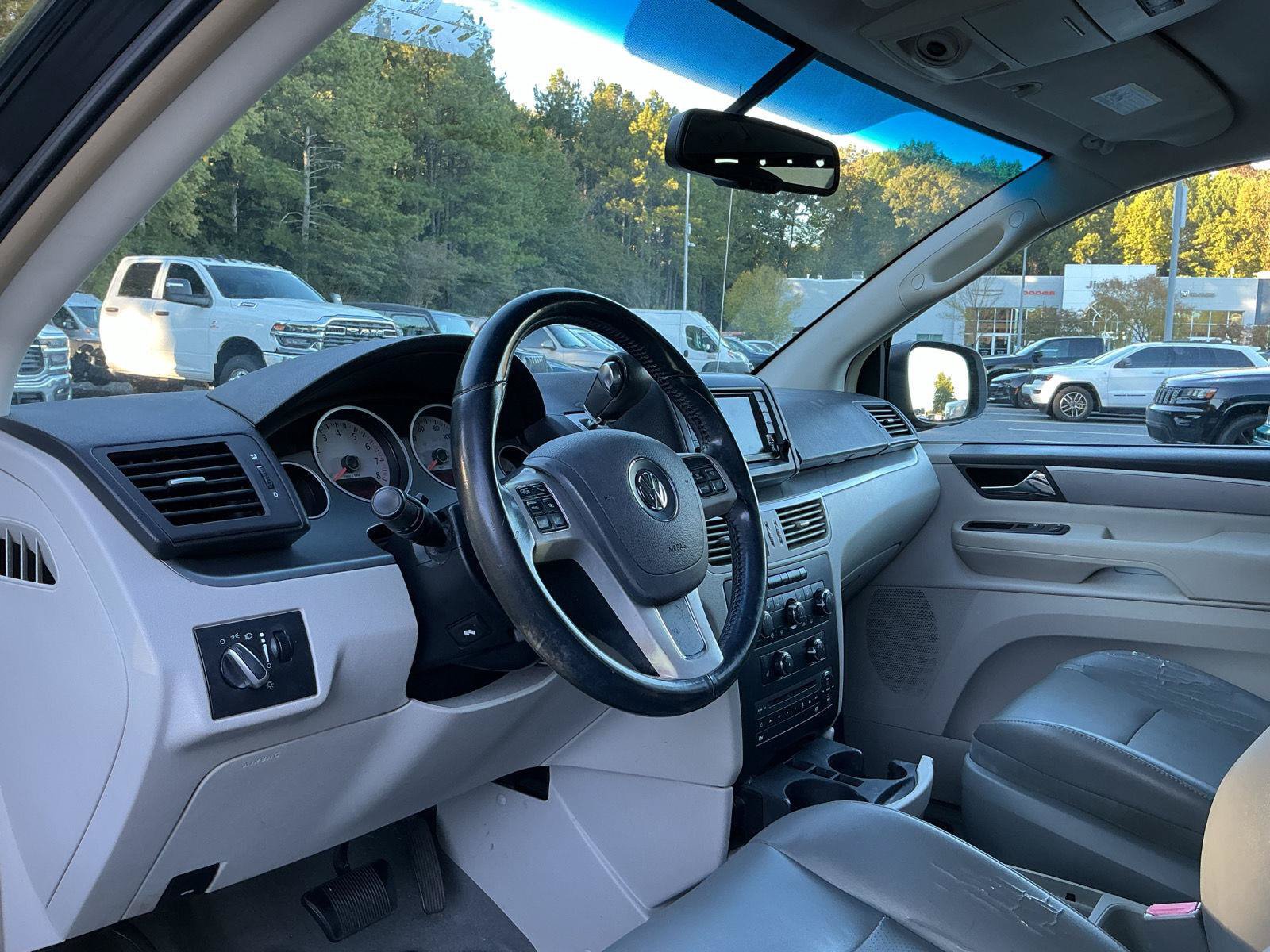 Used 2011 Volkswagen Routan SE FWD image 16