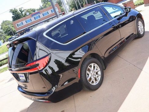Used 2025 Chrysler Pacifica Select FWD image 7
